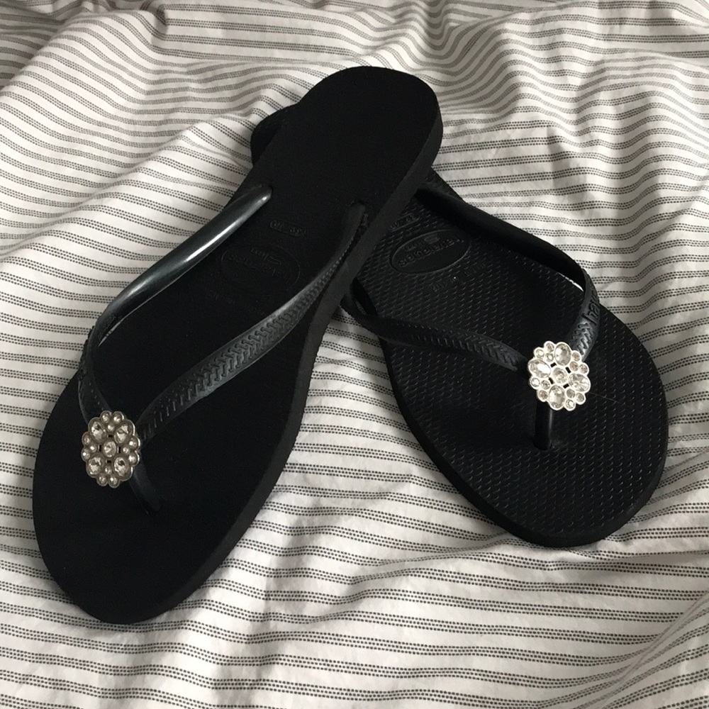 Women’s Havaianas sandals, black.